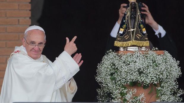 Pope Francis Pointing