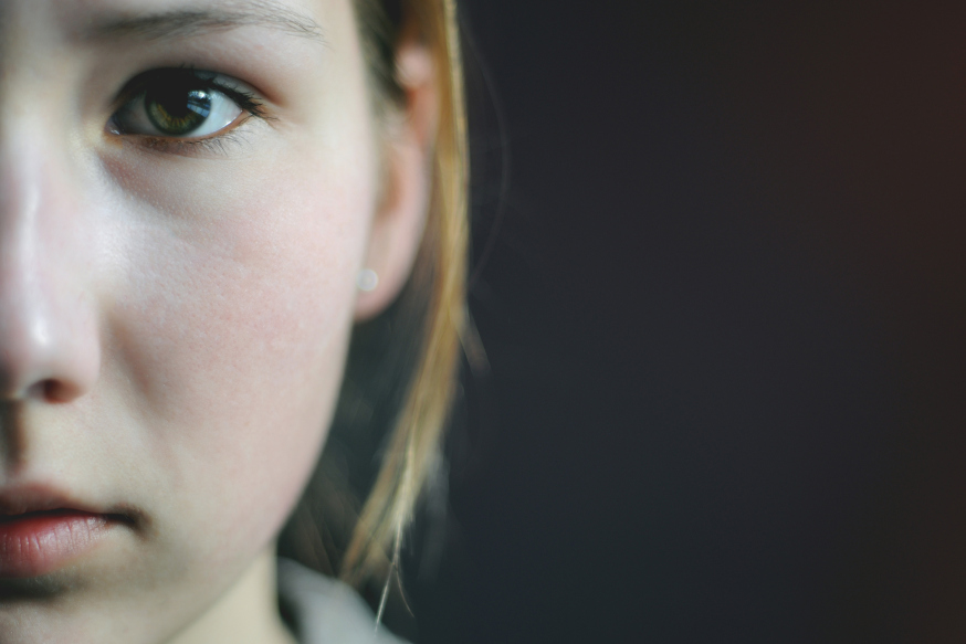 web-girl-face-close-half-sophie-louise-cc