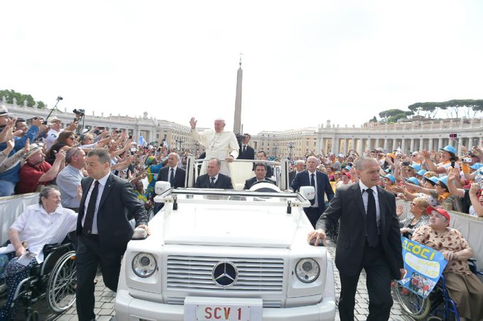 Pope Francis Waves to Pilgrims Wednesday General Audience June 15 2016