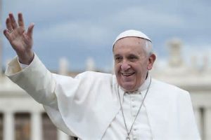 pope-francis-with-open-hand-waiving-smiling